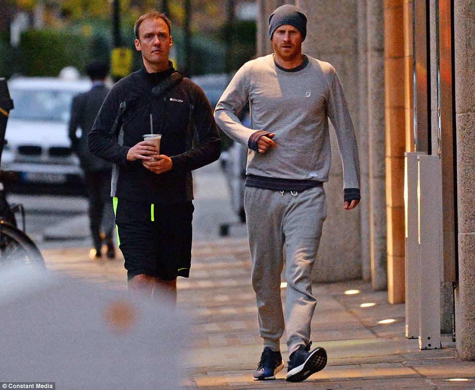 Príncipe Harry camino al gimnasio