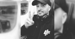 Luis Fonsi sorprende con un nuevo look pleno programa de televisión