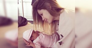 Gala Caldirola es fuertemente criticada y calificada de irresponsable por salir a pasear con su hija