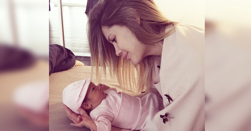 Gala Caldirola es fuertemente criticada y calificada de irresponsable por salir a pasear con su hija