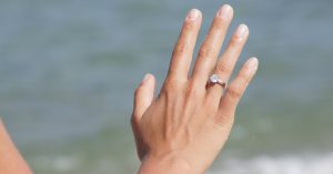 Conoce la atrevida moda que busca reemplazar el anillo de compromiso y que genera controversia