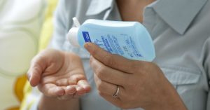 El daño “invisible” que le estás haciendo a tu cuerpo al usar alcohol gel