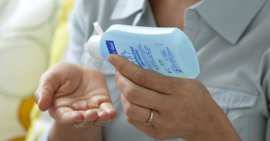 El daño “invisible” que le estás haciendo a tu cuerpo al usar alcohol gel