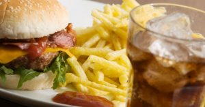 Estudio revela que el estrés provocaría lo mismo que una hamburguesa doble con queso