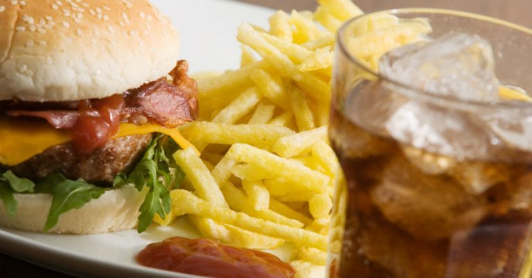 Estudio revela que el estrés provocaría lo mismo que una hamburguesa doble con queso