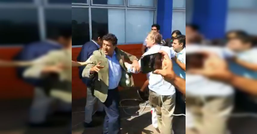 El excandidato presidencia José Antonio Kast es duramente agredido en universidad en Iquique