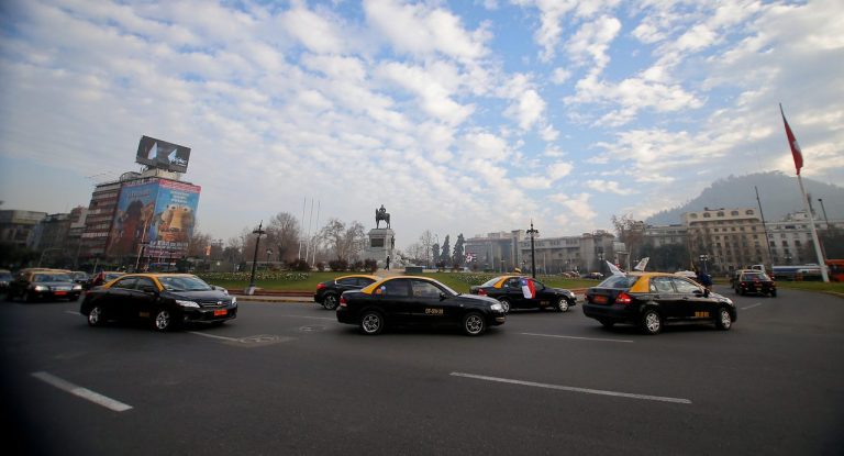 ¿Taxi o Uber? Ministra de transportes adelantó proyecto de ley para regularizar el funcionamiento de ambos sistemas