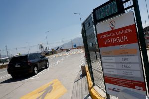 ¿Tienes que ir al aeropuerto de Santiago? ¡Te contamos los cambios en sus estacionamientos!