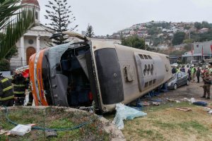 Volcamiento de bus en Valparaíso deja más de 30 heridos