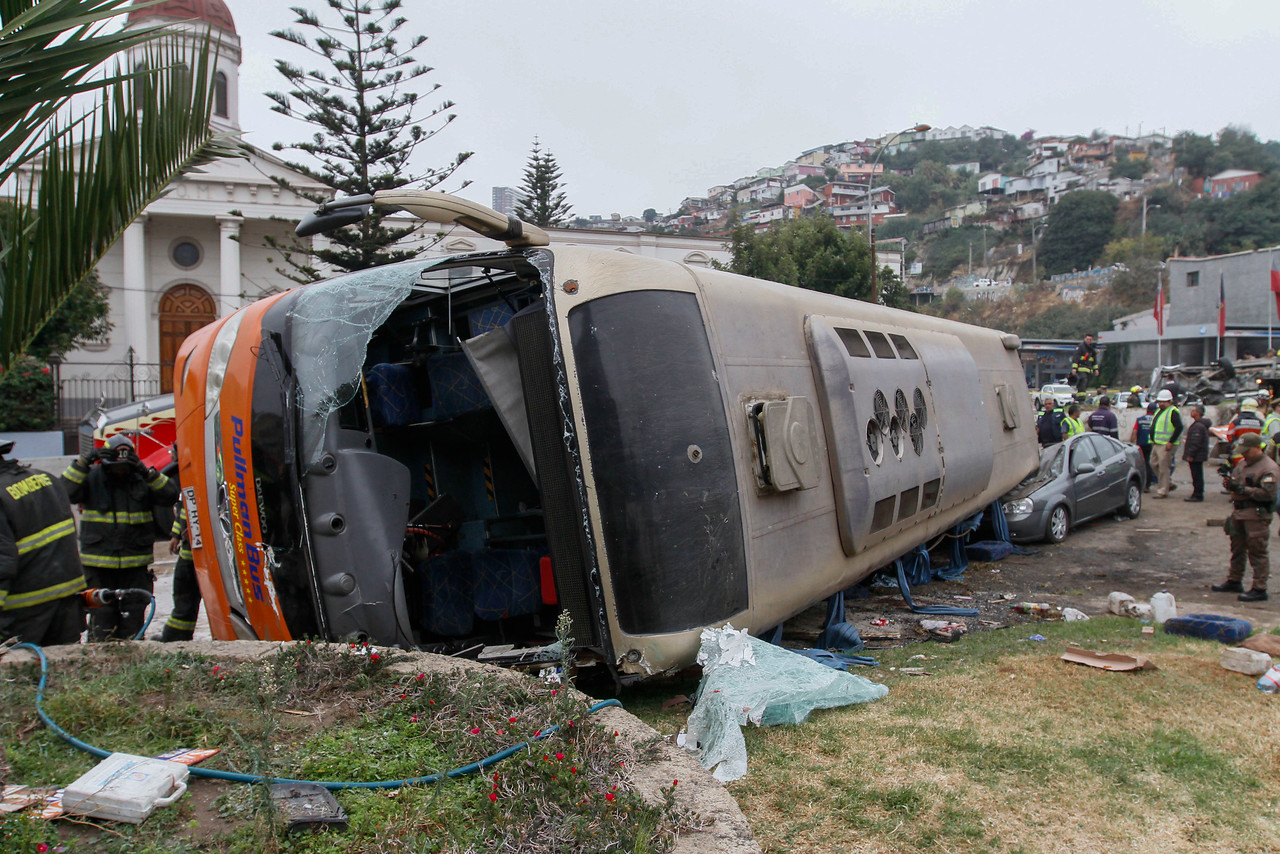 Volcamiento de bus en Valparaíso deja más de 30 heridos
