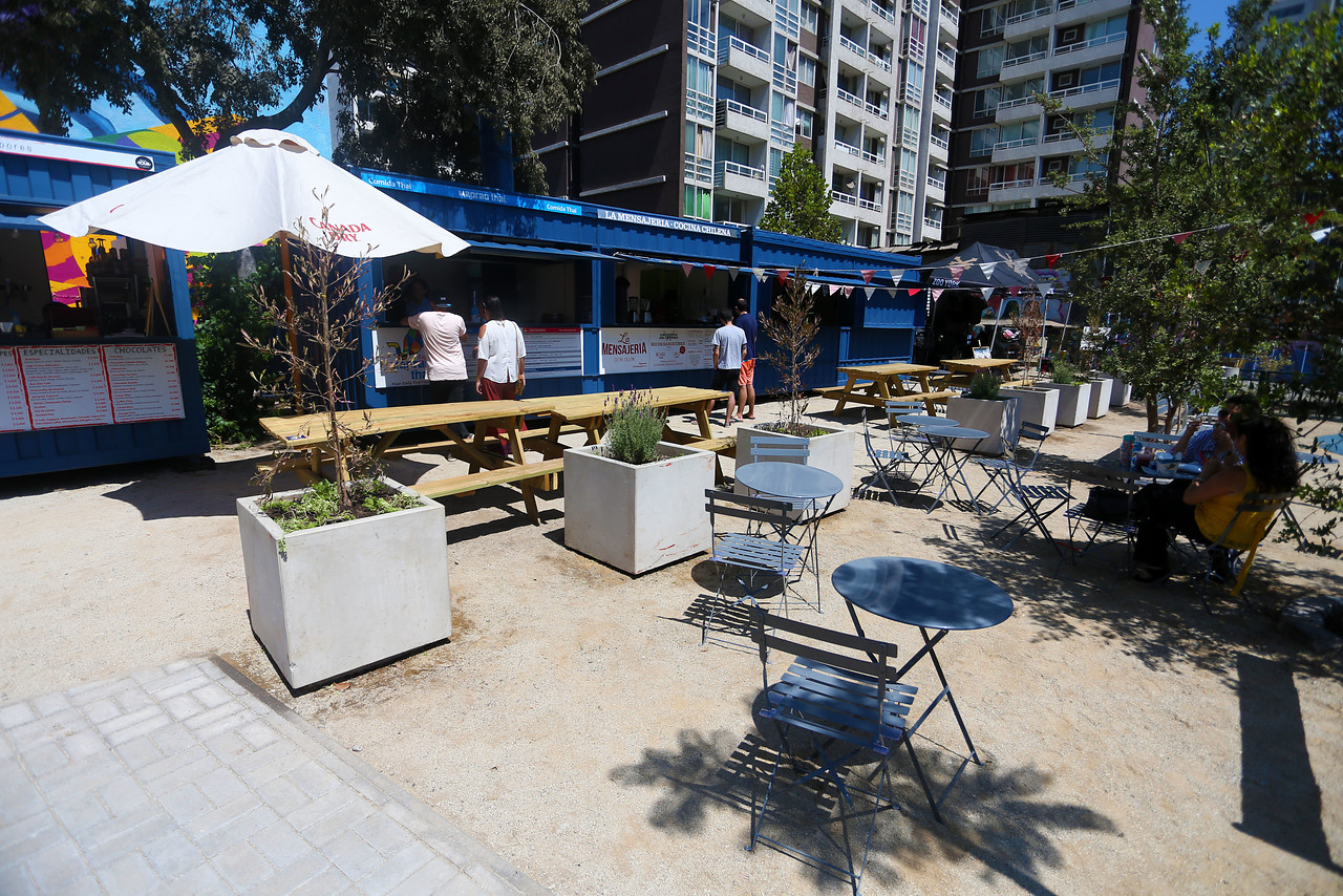 Plaza de bolsillo Lira con Santa Isabel