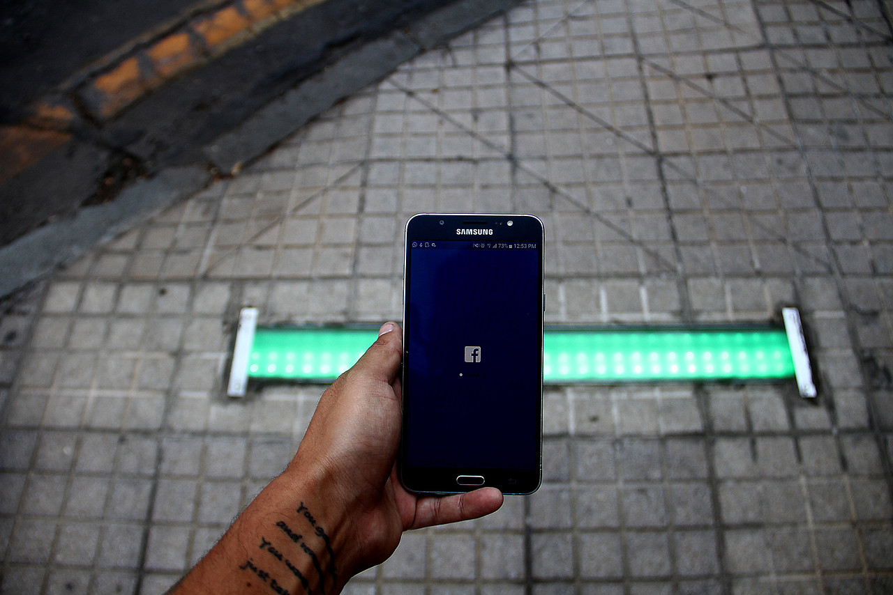 ¿Caminas mirando el celular? Las Condes implementa semáforos para peatones distraídos