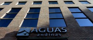 Mal olor en agua de Las Condes y La Reina: Aguas Andinas denuncia vertido ilegal de desechos de baños químicos en acueducto