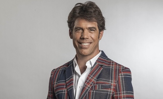 ¡Confirmado! Álvaro Escobar será el animador de "Rojo"