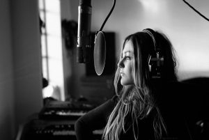 Ex vocalista de la Oreja de Van Gogh impacta con su "nuevo rostro"