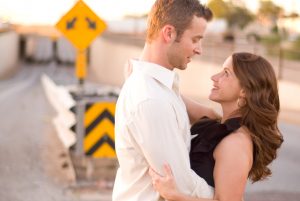 Por esta razón no debes "hacerte la difícil" para conquistar a un hombre