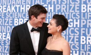 ¡Los amamos! Ashton Kutcher y Mila Kunis fueron sorprendidos por la Kiss Cam y esta es su divertida reacción