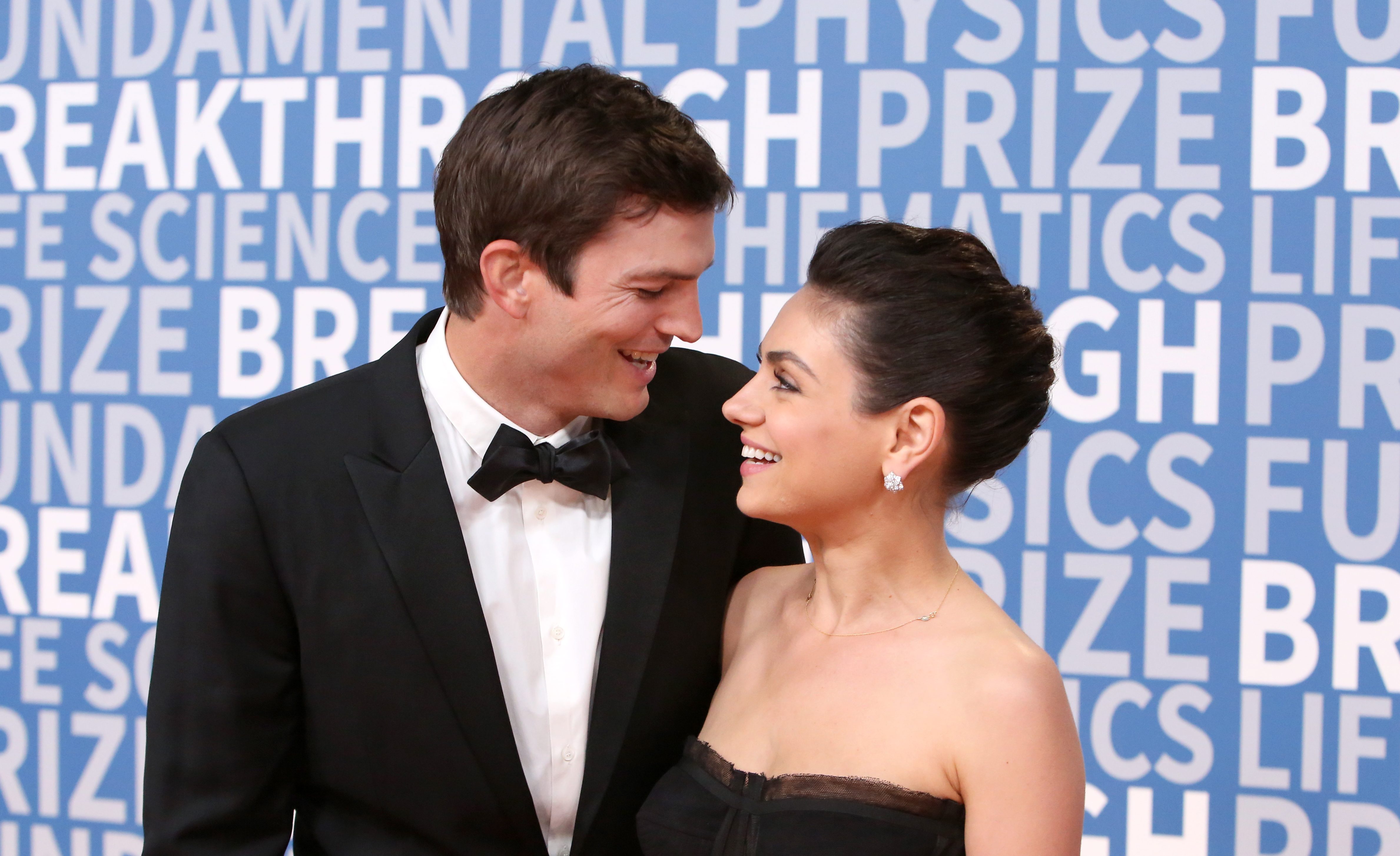 ¡Los amamos! Ashton Kutcher y Mila Kunis fueron sorprendidos por la Kiss Cam y esta es su divertida reacción