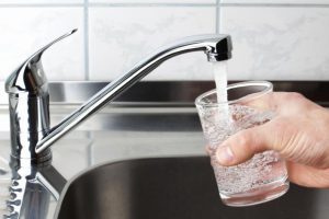 Aguas Andinas trabaja en normalizar servicio de agua potable en Las Condes y La Reina