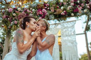 María Jimena Pereyra y su esposa deslumbran en portada por el Día del Amor