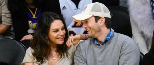 Mila Kunis y Ashton Kutcher sorprenden cantando reconocido hit infantil en español