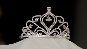 Mala perdedora: No soportó que otra ganara el concurso de belleza y la empujó del escenario