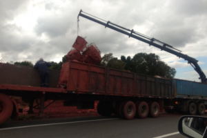 Emergencia ambiental en Chiloé por derrame de pintura ¡Tiñó el río rojo!