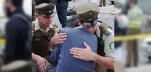¡El abrazo viral! Esto es lo que hay detrás de la fotografía del carabinero que abrazó a víctima del accidente de Valparaíso