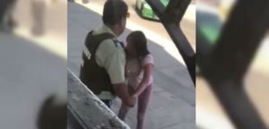 Mujer insulta y golpea a carabinero en control policial