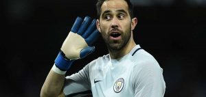 Claudio Bravo llegó a Chile con llamativo look