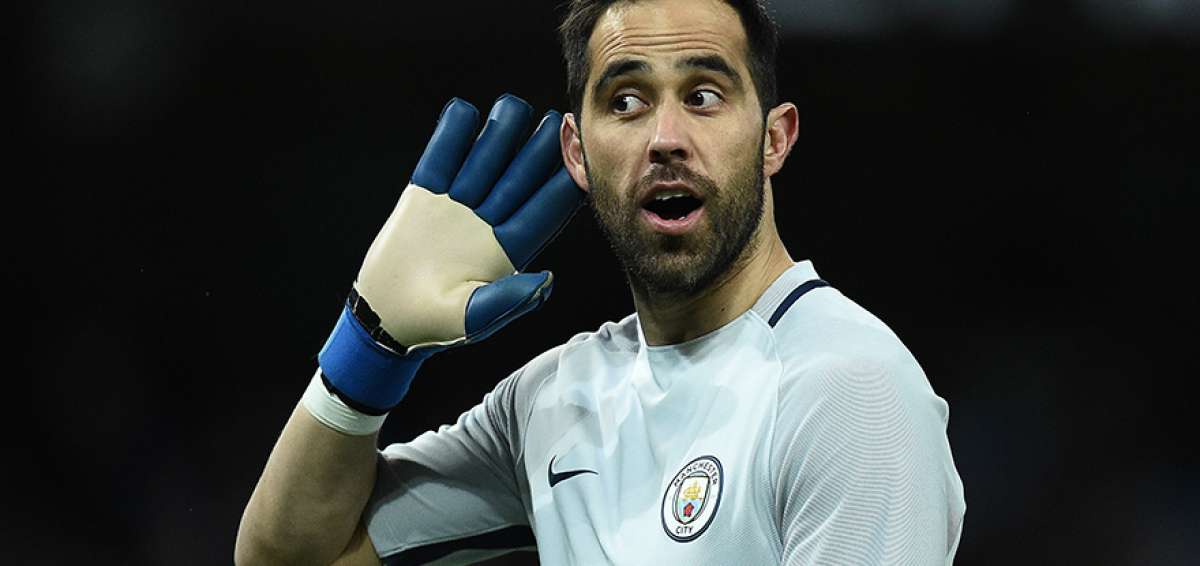Claudio Bravo llegó a Chile con llamativo look