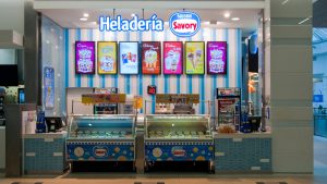 ¡Insólito! Joven madre tuvo que ir a trabajar con su guagua en brazos