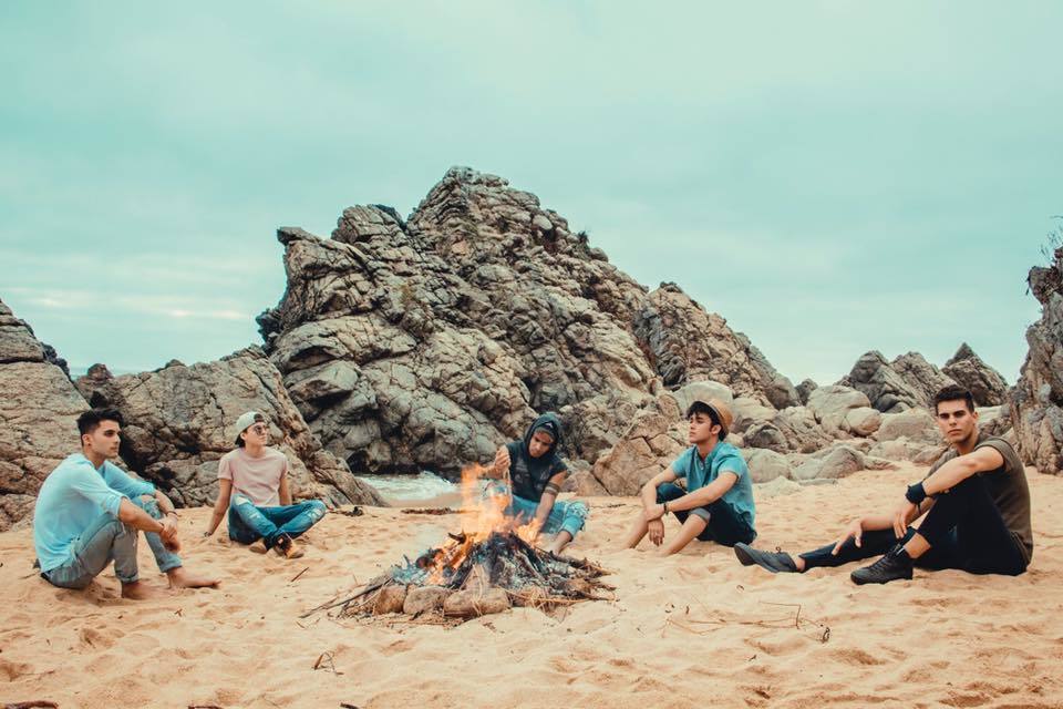 Actriz chilena protagoniza "Bonita", el nuevo videoclip de CNCO