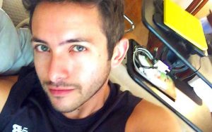 ¿Se casa? Hugo Valencia sorprendió con anillo este lunes en "Bienvenidos"