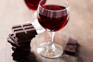 Descubre el beneficio en común que comparten el chocolate y el vino tinto