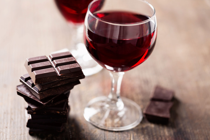 Descubre el beneficio en común que comparten el chocolate y el vino tinto