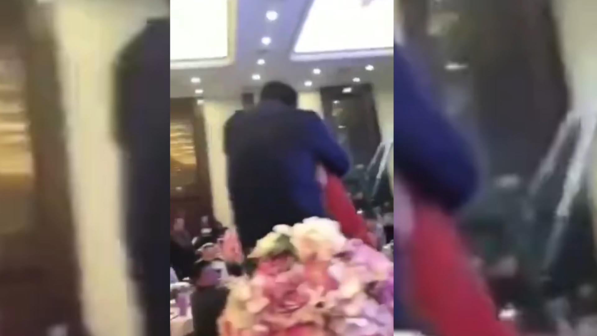 ¡Parece broma! Padre borracho besó a la novia de su hijo en el matrimonio