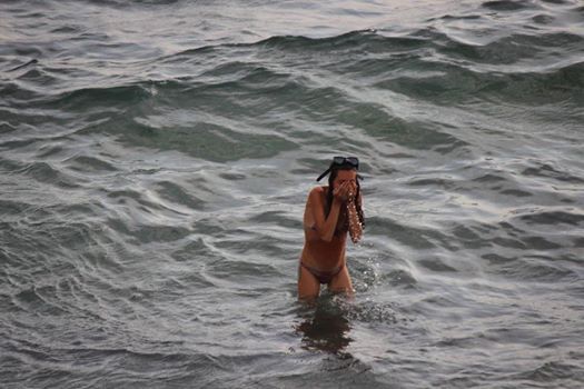 ¡Sorpresivo! Mujer da a luz mientras se bañaba en el mar