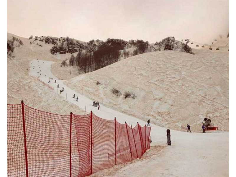 ¡Impresionante! Cae nieve de color naranja en Europa