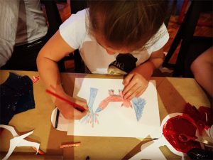 Niño responde tierna y originalmente pregunta sobre los seres vivos