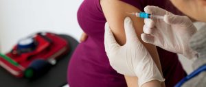 Vacunación contra la influenza: ¿Cuándo deben vacunarse embarazadas y niños?
