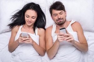 Una de cada 3 personas prefiere distraerse con el smartphone y no con su pareja
