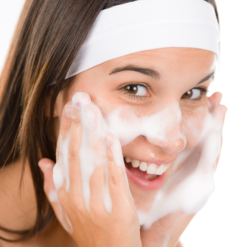 Limpia tu cara con jabón suave