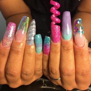 Uñas sacacorcho: Así es la última y bizarra tendencia en manicure