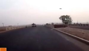 ¡Impactante! Hombre que manejaba vio un Ovni y decidió seguirlo