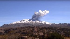 Declaran alerta amarilla en volcán Copahue