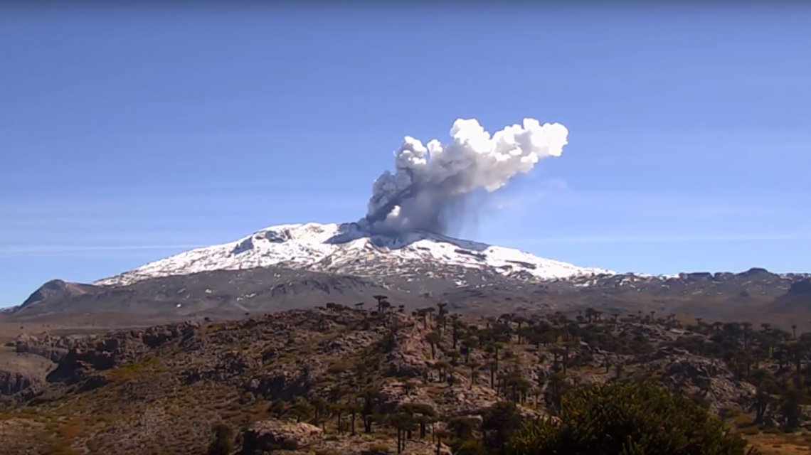 Declaran alerta amarilla en volcán Copahue