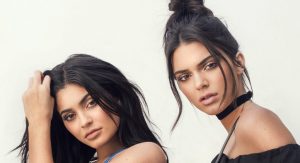 Llega a Chile la nueva marca de accesorios de las hermanas Kardashian