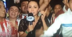 La furiosa reacción de una periodista deportiva que fue acosada por unos hinchas