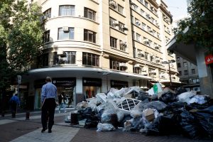 Recolectores de basura de Santiago inician paro por no pago de horas extras